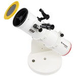 Telescopio Newtoniano bianco su montatura Dobson da tavolo, con un filtro solare giallo rimosso dall'apertura frontale.